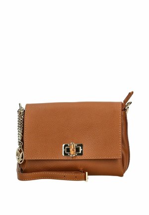 Borsa a tracolla in pelle marrone con patta, hardware dorato, superficie testurizzata e tracolla a catena. Presenta una chiusura a pressione e un charm con logo.