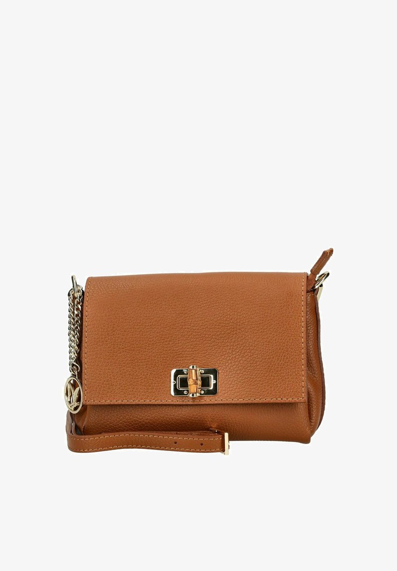 Borsa a tracolla in pelle marrone con patta, hardware dorato, superficie testurizzata e tracolla a catena. Presenta una chiusura a pressione e un charm con logo.