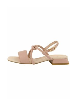 Sandale à talon rose clair avec un bout carré, sangle à boucle ajustable, design supérieur noué et un petit talon bloc. Texture en cuir lisse.