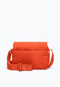 Borsa a tracolla imbottita arancione con chiusura a pattina, tracolla regolabile e un design minimalista. Texture liscia senza pattern visibili.