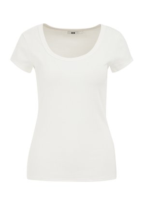 Bela kratka majica s kratkimi rokavi in širokim izrezom, izdelana iz gladkega bombažnega materiala, z oprijetim krojem in minimalnim dizajnom.