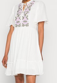 Pieces Denní šaty - white