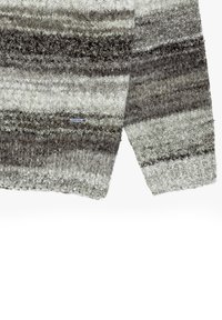 Strickpullover mit horizontalen Streifen in Grau und Off-White, weicher Textur, rundem Halsausschnitt und kleinem Logo-Tag am Saum.