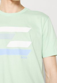 BOSS Printtipaita - green