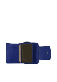 Portafoglio in pelle blu con una superficie liscia. Presenta diversi scomparti per carte, un ampio comparto per banconote e una chiusura a bottone a scatto.