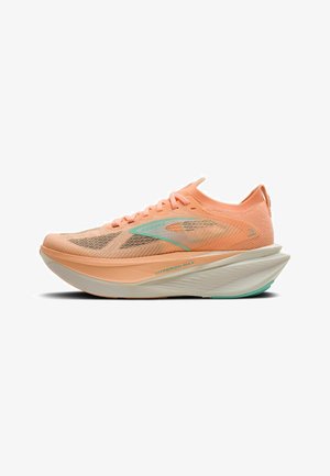 Scarpa da corsa Brooks Hyperion Max di colore arancione chiaro con tomaia in mesh, suola spessa e ammortizzata, e accenti del logo color teal, mostrata di lato.