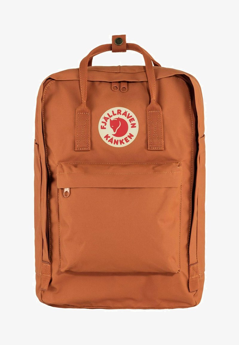 Batoh Fjällräven Kanken v teplé oranžové barvě. Vyroben z odolné tkaniny, má přední zipovou kapsu a kruhové logo. Dvě pevné horní ucha.