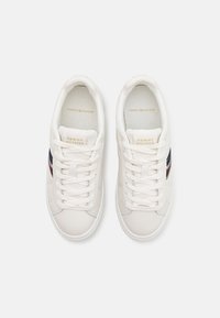 Sneaker bianche in pelle con finitura liscia, caratterizzate da un logo su un lato, design con lacci e suola ammortizzata per il comfort.