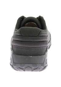 Zapatilla negra con un collarín acolchado, parte superior de malla texturizada y suela de goma con un patrón de tracción hexagonal.