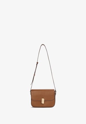 Bolso bandolera de cuero marrón con correa ajustable y cierre rectangular en tono dorado, sobre un fondo blanco.