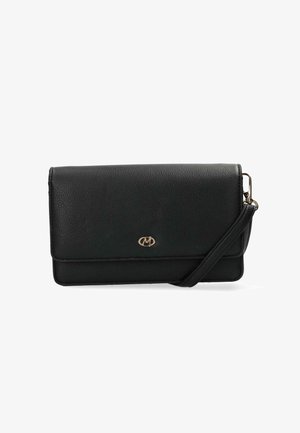 Czarna skórzana kopertówka o teksturowanym wykończeniu, z detalem logo w kolorze złotym oraz odczepianym paskiem na ramię dla większej wszechstronności.