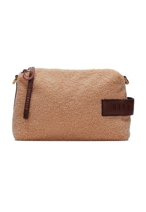 Borsa cosmetica in pile marrone chiaro con superficie texturizzata, dettagli in pelle marrone, chiusura con zip e maniglia laterale per la portabilità.