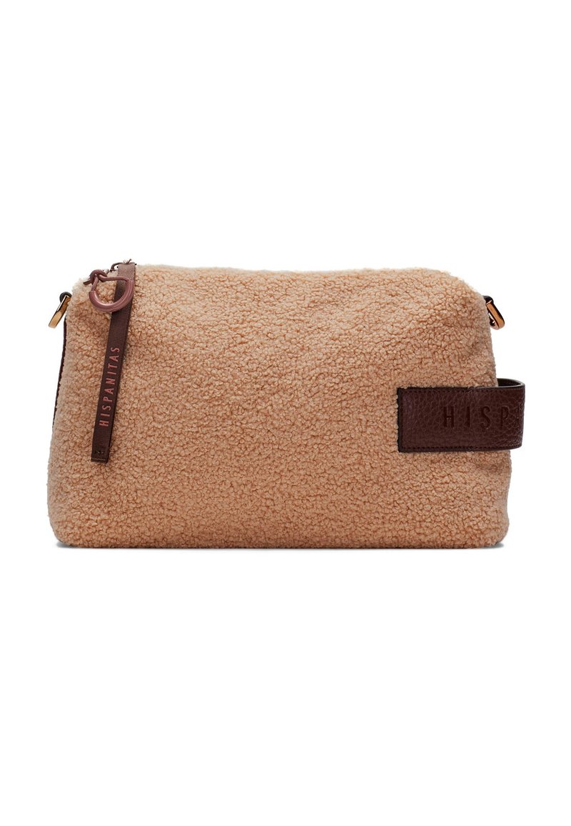 Trousse de maquillage en polaire beige avec une surface texturée, des accents en cuir marron, une fermeture éclair et une poignée latérale pour la portabilité.