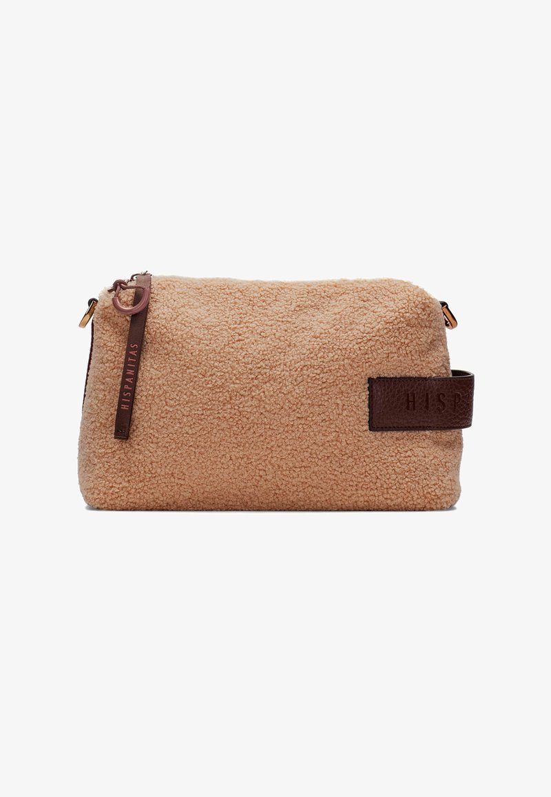 Borsa cosmetica in pile marrone chiaro con superficie texturizzata, dettagli in pelle marrone, chiusura con zip e maniglia laterale per la portabilità.