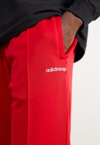 adidas Originals FIRST - Παντελόνι φόρμας - better scarlet