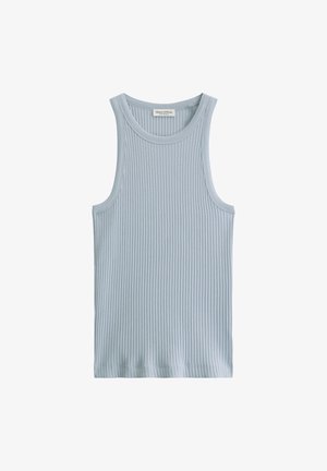 Hellblaues, geripptes, ärmelloses Tanktop mit rundem Ausschnitt, flach auf weißem Hintergrund ausgelegt.