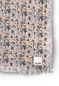 Kankaan kukkakuosi sinisen, ruskean ja beigen sävyissä, jossa on fringed-reuna ja pieni Elodie-tunnus yhdellä kulmalla.