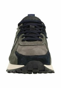 Lace-up sneakers met een gemengd-materiaal ontwerp in grijze en marineblauwe tinten, geprofileerde panelen, en een rubberen buitenzool met grip.