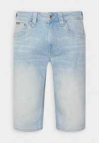 Pantalones cortos de mezclilla de color azul claro con un acabado desgastado, cinco bolsillos, cierre de cremallera y una etiqueta de marca en la cintura.