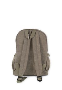 Grijze canvas rugzak met brede gewatteerde banden, twee zijvakken en een ritsafsluiting. Voorzien van een klein bedel aan de rits.