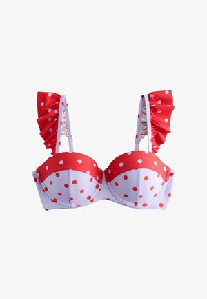 Rood-witte bikini top met polkadots, ruches aan de bandjes en voorgevormde cups, weergegeven tegen een witte achtergrond.