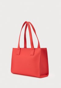 Κόκκινη τσάντα ώμου με δομημένο σχέδιο, επίπεδες λαβές, λείο συνθετικό υλικό, ορθογώνιο σχήμα και ραμμένες λεπτομέρειες.