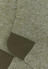 Strukturierter Stoff in Olivgrün und Hellbeige, der ein geripptes Design mit einem glatten Akzent an den Bündchen aufweist.