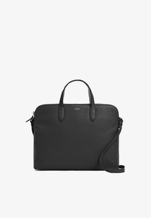 Malette en cuir noir avec deux poignées supérieures, une bandoulière amovible et une fermeture éclair. Présente une surface texturée et un matériel minimal.