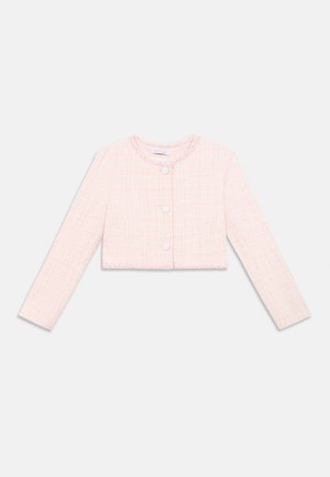 Roze cropped jack in gestructureerde stof, met een ronde halslijn, lange mouwen en drie knopen aan de voorkant als sluiting.