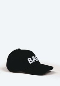 Șapcă de baseball neagră cu o vizieră curbată. Are inscripționate cu litere albe, 3D, cuvântul "BAL" în față. Confecționată dintr-un material texturat.