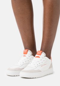 Marc O'Polo - CARLA 3D - Sneakers basse - white/orange Immagine in miniatura 1