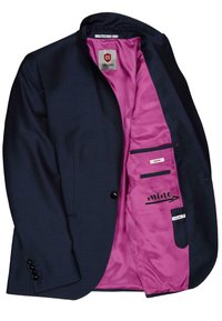 Blazer blu navy con superficie testurizzata, fodera in raso rosa, due tasche interne e un'etichetta che recita "mine". Chiusura con un solo bottone e design elegante.