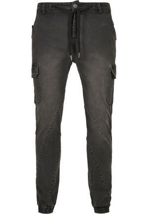 Ciemnoszare, dopasowane spodnie cargo z guzikem z przodu, regulowanym sznurkiem w pasie, bocznymi kieszeniami z klapkami i elastycznymi ściągaczami.