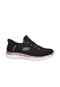 Baskets Skechers noires à enfiler avec des accents en or rose, semelle blanche, tige en maille respirante et lacets élastiques, vues de profil.