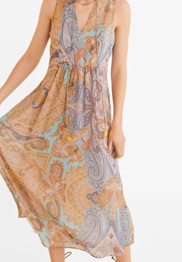 Robe midi sans manches avec décolleté en V et motif cachemire multicolore dans des tons bleu clair, pêche et beige sur un tissu fluide.