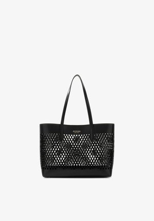 Zwarte Guess-tas met lange handvatten en ruitvormig uitsnijdingspatroon op het voorpaneel, met het merklogo in gouden letters.