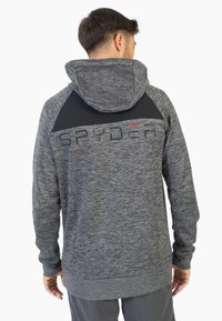 Felpa grigia con finitura testurizzata, caratterizzata da un pannello nero sulle spalle e un grande logo "SPYDER" sulla schiena. Include un cappuccio con cordino.