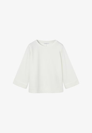 Witte, lange mouwen, ronde hals shirt met een losse pasvorm en licht uitlopende mouwen, weergegeven op een witte achtergrond.