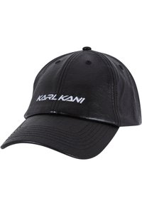 Cappello nero in pelle sintetica con visiera curvata. Presenta il logo ricamato "KARL KANI" in bianco. Superficie testurizzata con dettagli di cuciture.