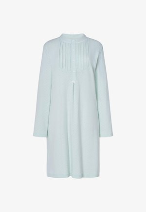 Túnica de un suave verde menta con un patrón de espiga texturizado, que presenta un cierre frontal con botones, pliegues y mangas largas.