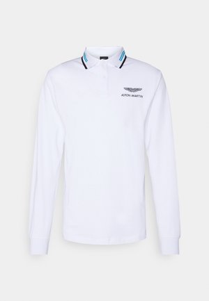 Weißes langärmeliges Polohemd mit schwarz-blau gestreiftem Kragen und Aston Martin-Logo auf der linken Brust.