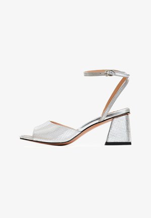 Zilveren, semi-open teen hak sandalen met een gestructureerde bovenkant, enkelbandje en een geometrische blokhak. Glad en glanzend materiaalafwerking.