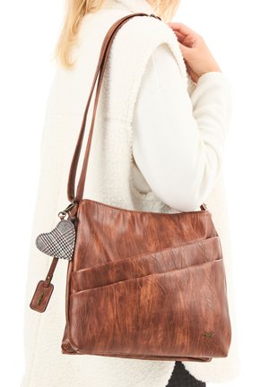 Braune Lederhandtasche mit strukturiertem Finish, diagonalem Nähen, langem Tragegurt und einem dekorativen Herzanhänger.