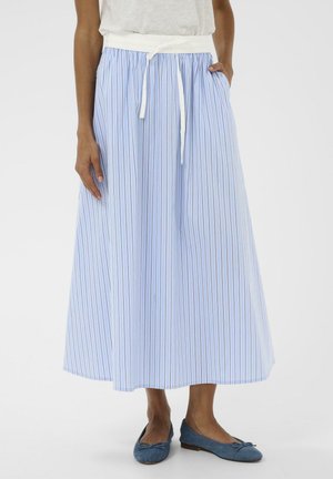 Jupe longue rayée bleu clair et blanc, avec une ceinture élastique texturée et des poches avant, associée à des ballerines bleues.