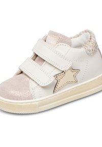 Sneaker alta in pelle bianca con accenti beige, punta glitterata rosa, patch a forma di stella e due cinturini in velcro. Dettaglio del collo peloso.