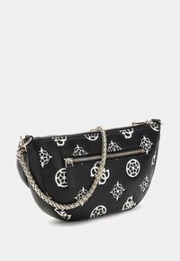 Musta tekonahkainen laukku, jossa on valkoisia logo-kuvioita, hopeinen ketjuhihna ja vetoketjullinen tasku. Pyöreä muoto ja sileä pinta.