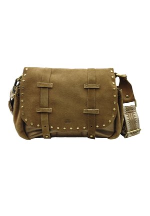 Sac bandoulière en daim marron avec des clous en métal, sangle tissée réglable et rabat sécurisé par deux sangles verticales.