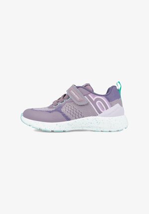Zapatilla deportiva violeta con parte superior de malla, correa ajustable y mediasuela blanca moteada. Presenta acentos en turquesa y un diseño texturizado.