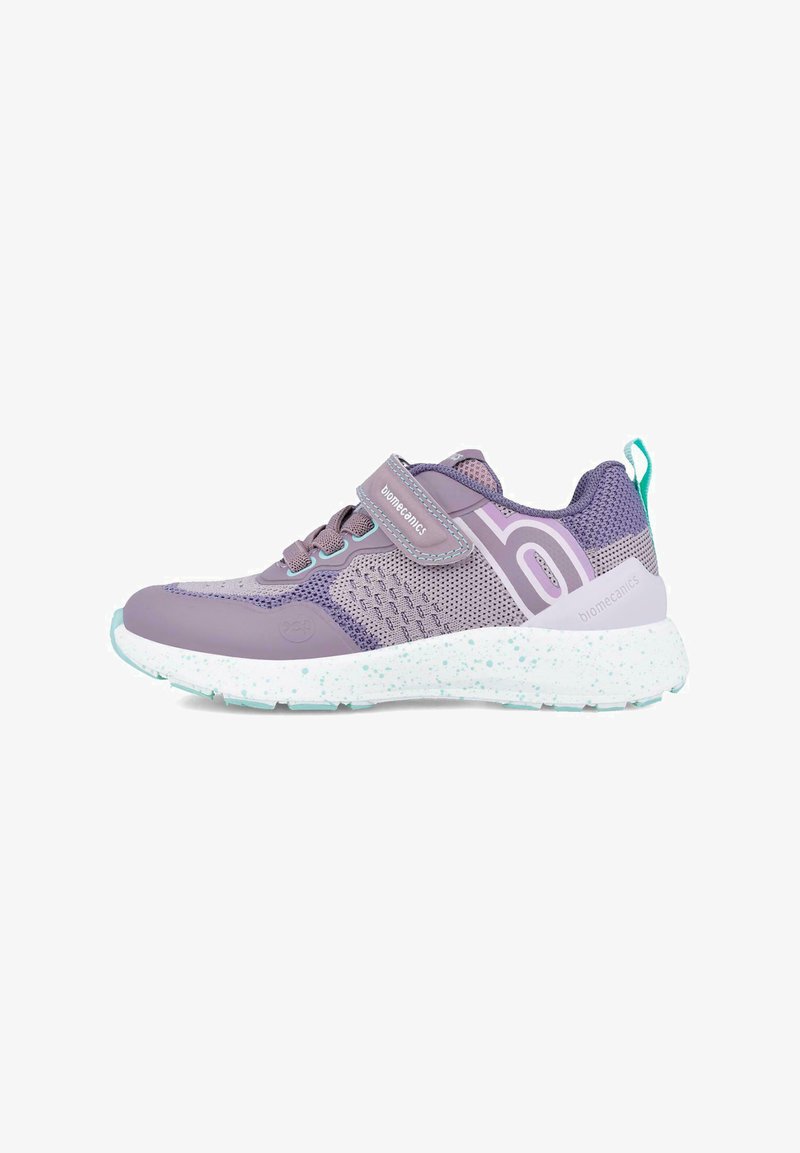 Zapatilla deportiva violeta con parte superior de malla, correa ajustable y mediasuela blanca moteada. Presenta acentos en turquesa y un diseño texturizado.