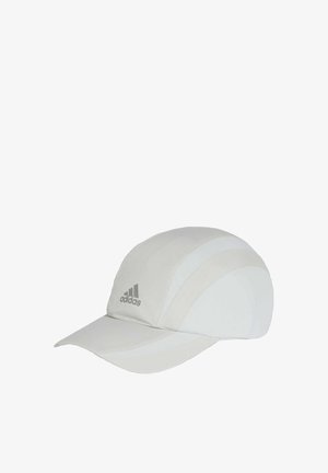 Jasnoszara sportowa czapka Adidas z zakrzywionym daszkiem i wzorem paneli w trzech tonacjach, z szarym logo Adidas z przodu po lewej stronie.